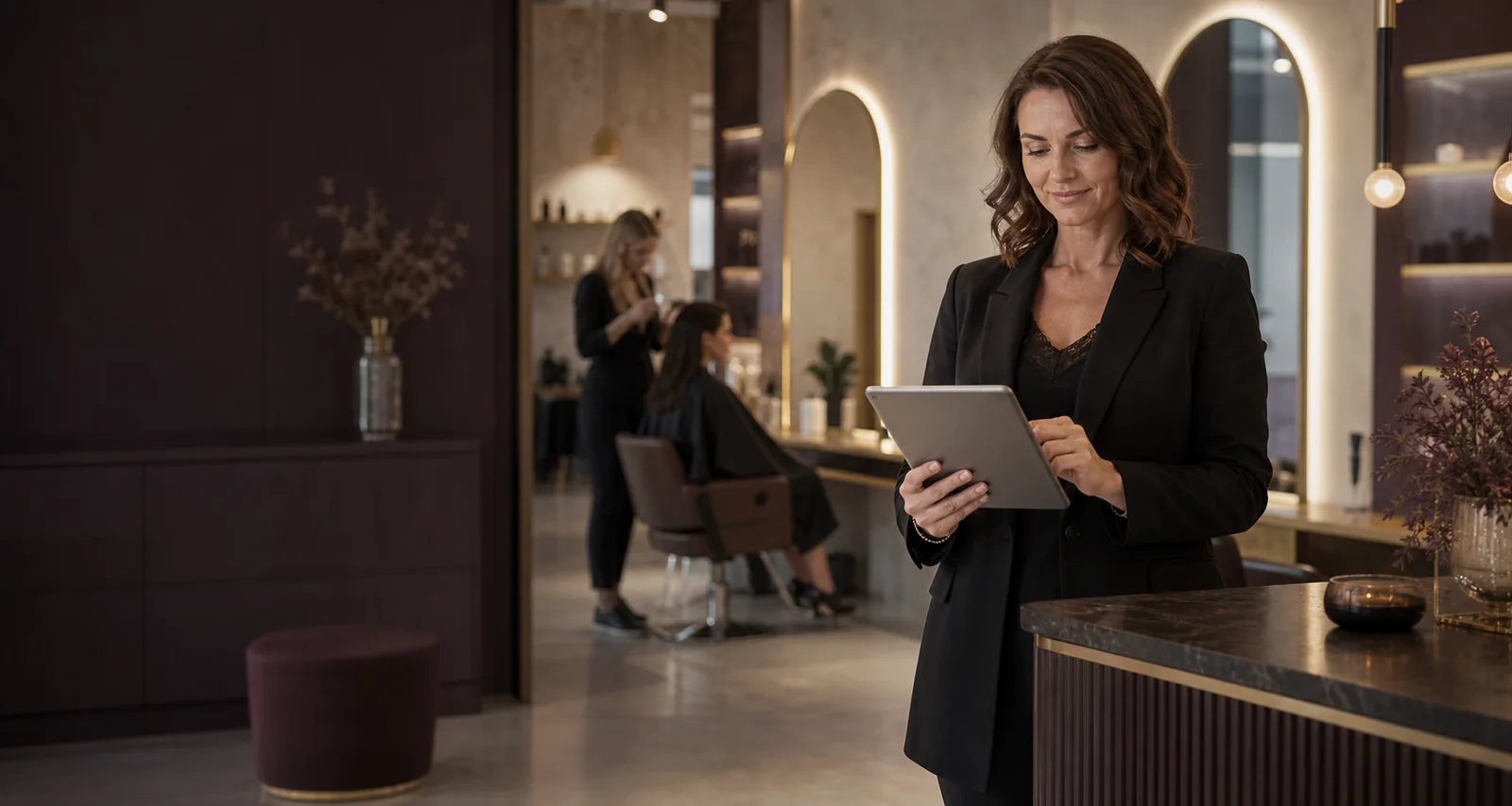 Właścicielka nowoczesnego salonu korzystająca z SalonFlex na tablecie